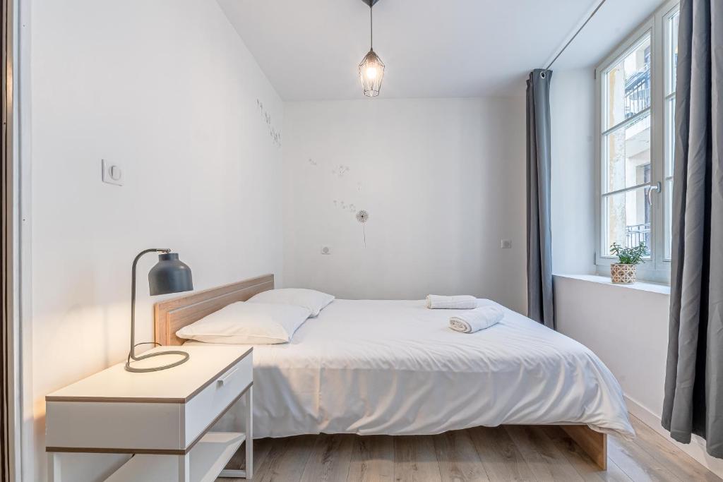 Een bed of bedden in een kamer bij Appartement en centre pi&eacute;tonnier proche de la gare