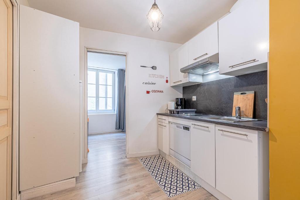 Een keuken of kitchenette bij Appartement en centre pi&eacute;tonnier proche de la gare