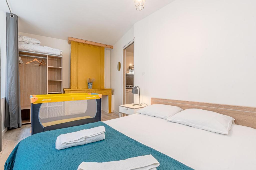 Een bed of bedden in een kamer bij Appartement en centre pi&eacute;tonnier proche de la gare