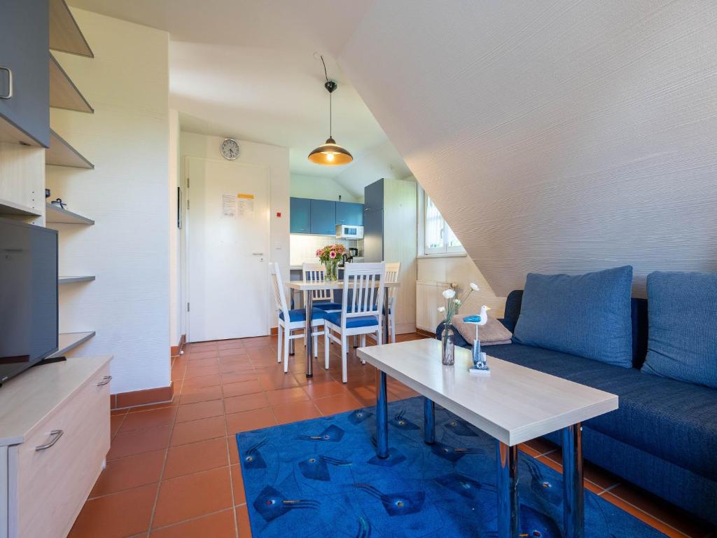 - un salon avec un canapé et une table dans l'établissement Feriendorf Rugana - Budget Appartement mit 1 Schlafzimmer A39, à Dranske