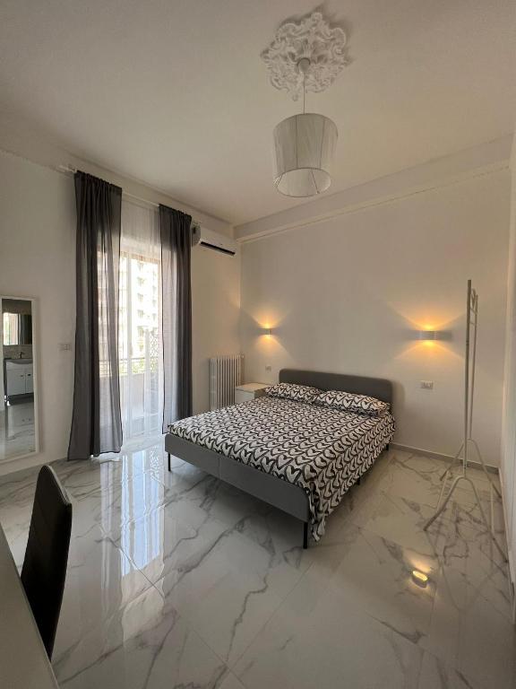 um quarto com uma cama num quarto com pisos em mármore em Queens Jazz em Foggia