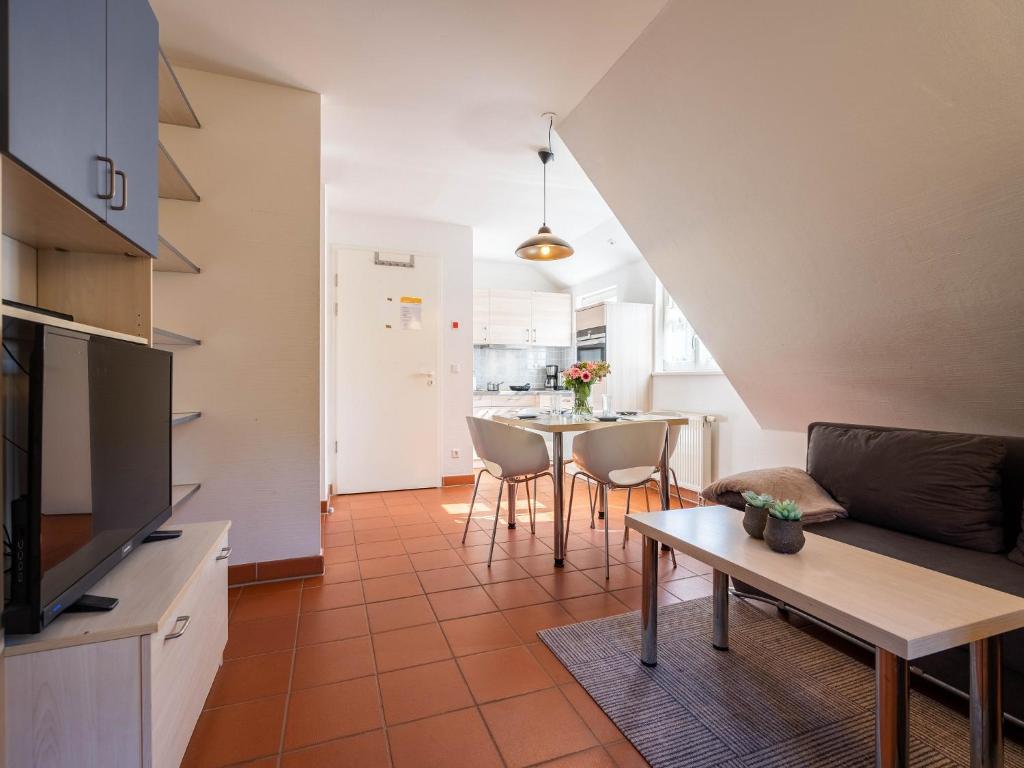 ein Wohnzimmer mit einer Couch und einem Tisch in der Unterkunft Feriendorf Rugana - Klassik Appartement mit 1 Schlafzimmer B21 in Dranske
