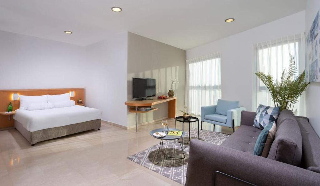 Gallery image of Oceanus apartment hotel in Herzliya