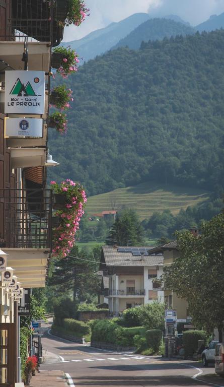 Nespecifikovaný výhled na hory nebo výhled na hory při pohledu z hotelu