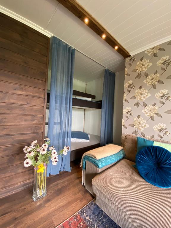 Tempat tidur dalam kamar di Private apartments!Oppdal Alpintun, Skisenter-Stølen