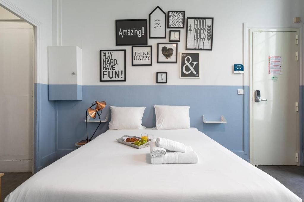 een blauwe en witte slaapkamer met een groot bed bij Apartments WS Montorgueil-Louvre in Parijs
