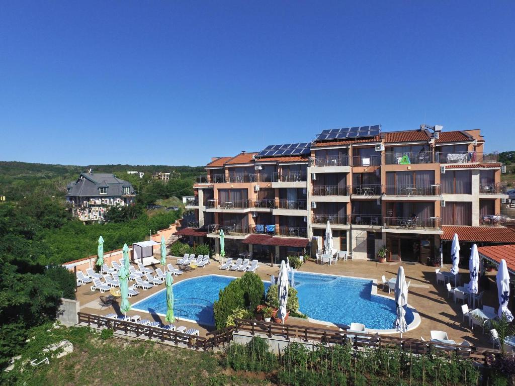 Bazén v ubytování Семеен хотел Golden Place nebo v jeho okolí