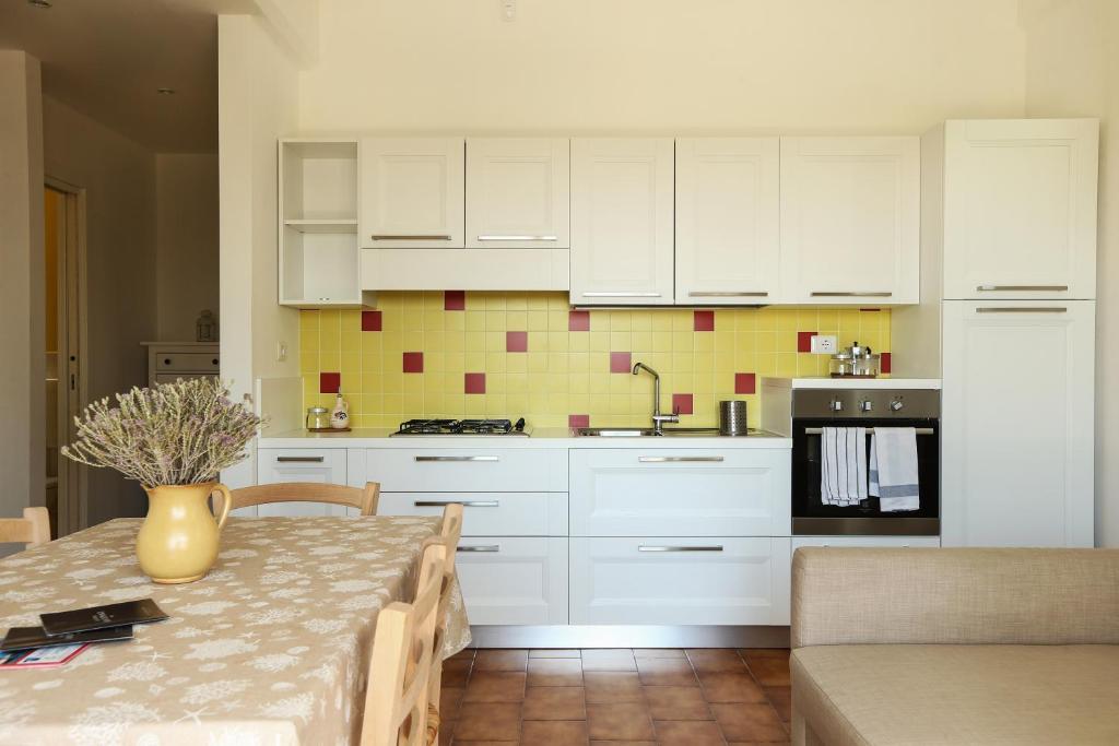 A kitchen or kitchenette at A Casa di Teresa