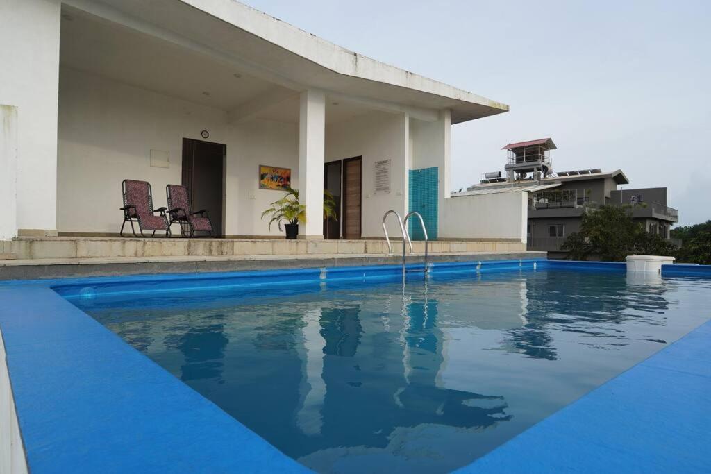 Bazén v ubytování Iris by Le Pension Stays nebo v jeho okolí