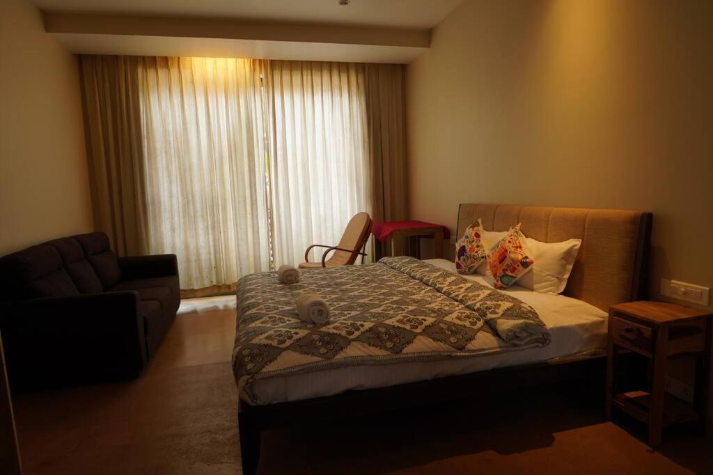 Postel nebo postele na pokoji v ubytování Iris by Le Pension Stays