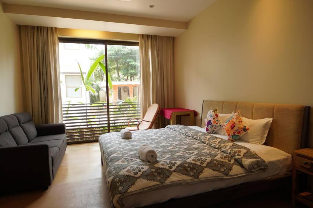 Postel nebo postele na pokoji v ubytování Iris by Le Pension Stays