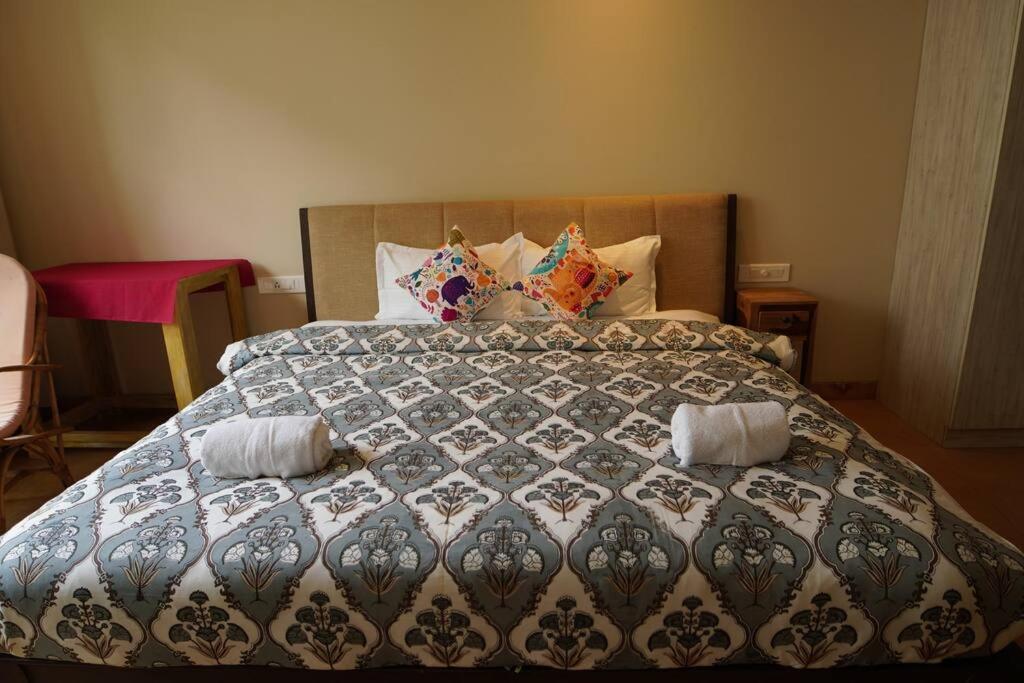 Postel nebo postele na pokoji v ubytování Iris by Le Pension Stays