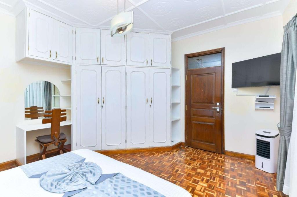 Televiisor ja/või meelelahutuskeskus majutusasutuses The Premier Suites