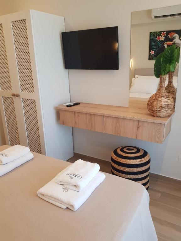 TV a/nebo společenská místnost v ubytování CONMARI LUXURY STUDIOS