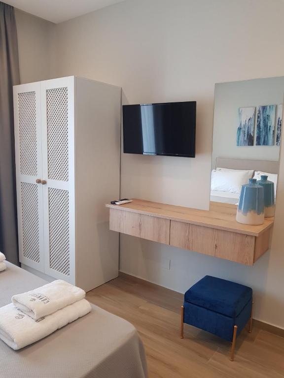 TV a/nebo společenská místnost v ubytování CONMARI LUXURY STUDIOS