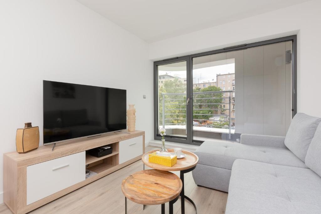Televízia a/alebo spoločenská miestnosť v ubytovaní Apartment Awanport Gdynia Żeromskiego by Noclegi Renters