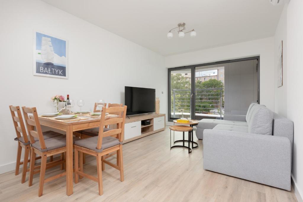 Televízia a/alebo spoločenská miestnosť v ubytovaní Apartment Awanport Gdynia Żeromskiego by Noclegi Renters