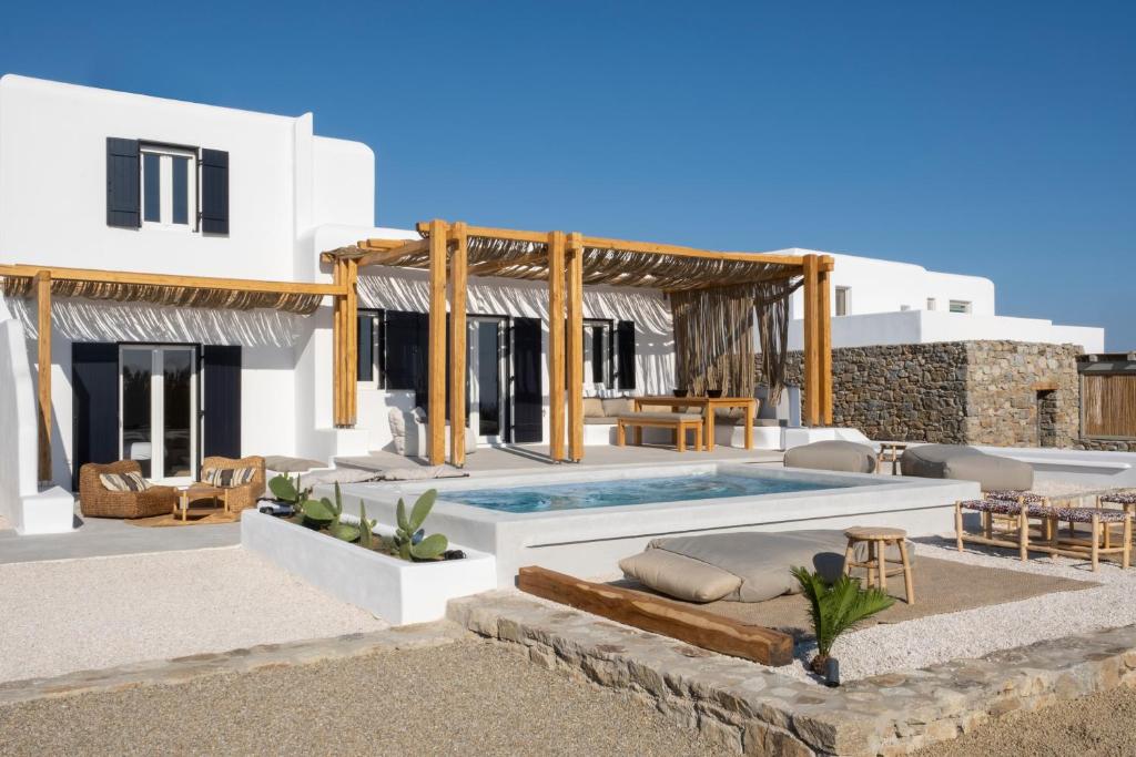 una villa con piscina e una casa di Saint L Heated Pool Sunset Villa- Three Bedrooms a Mykonos Città