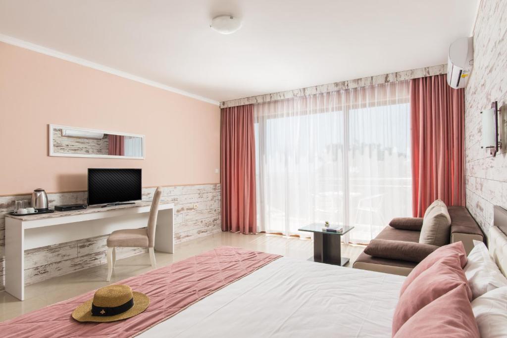 TV a/nebo společenská místnost v ubytování Семеен хотел Golden Place