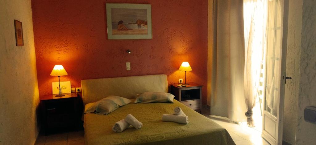 um quarto com uma cama com duas almofadas em Cleo sweet room em Malia