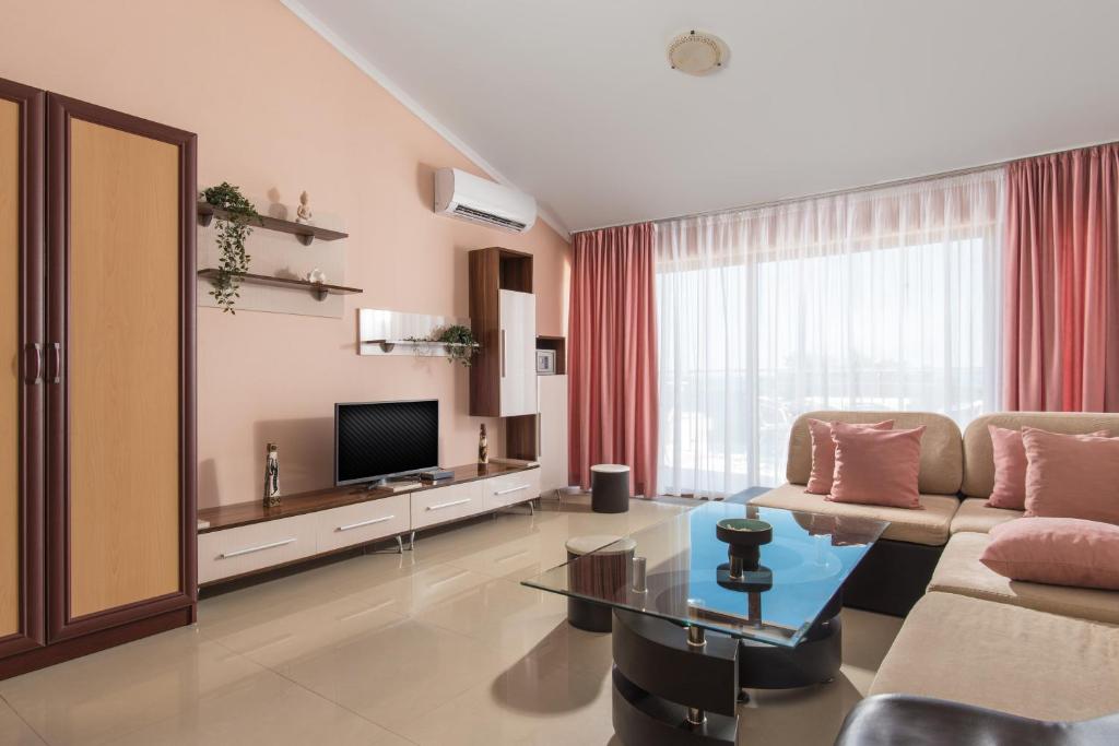 TV a/nebo společenská místnost v ubytování Семеен хотел Golden Place