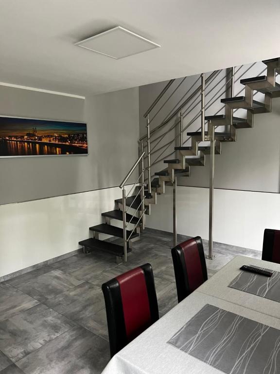 Garni Hotel Eastside - Apartamento - 2 Niveles