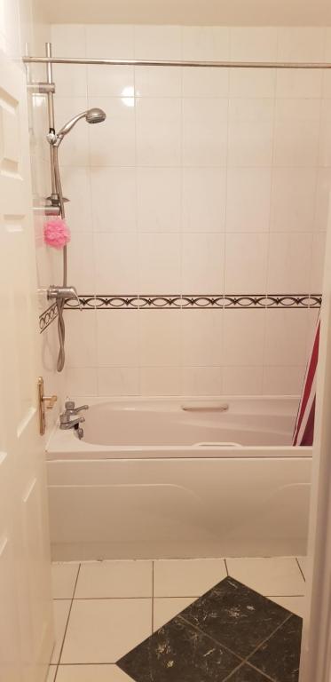 Koupelna v ubytování Beautiful 3 Bed Apartment with Balcony Sea View