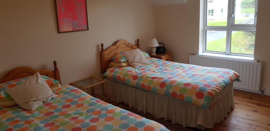 Postel nebo postele na pokoji v ubytování Beautiful 3 Bed Apartment with Balcony Sea View
