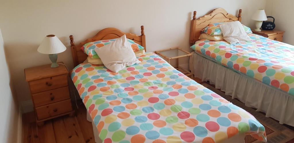 Postel nebo postele na pokoji v ubytování Beautiful 3 Bed Apartment with Balcony Sea View