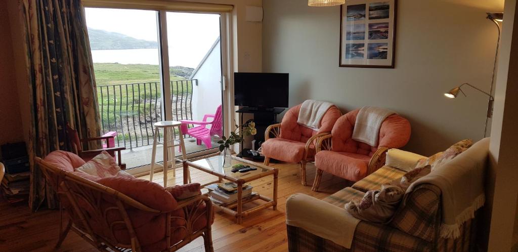 Posezení v ubytování Beautiful 3 Bed Apartment with Balcony Sea View