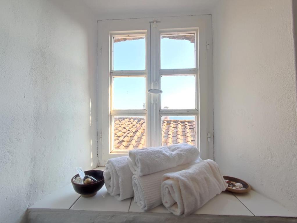 Pokój z oknem i ręcznikami na podłodze w obiekcie Casa a Serrazzano w mieście Serrazzano