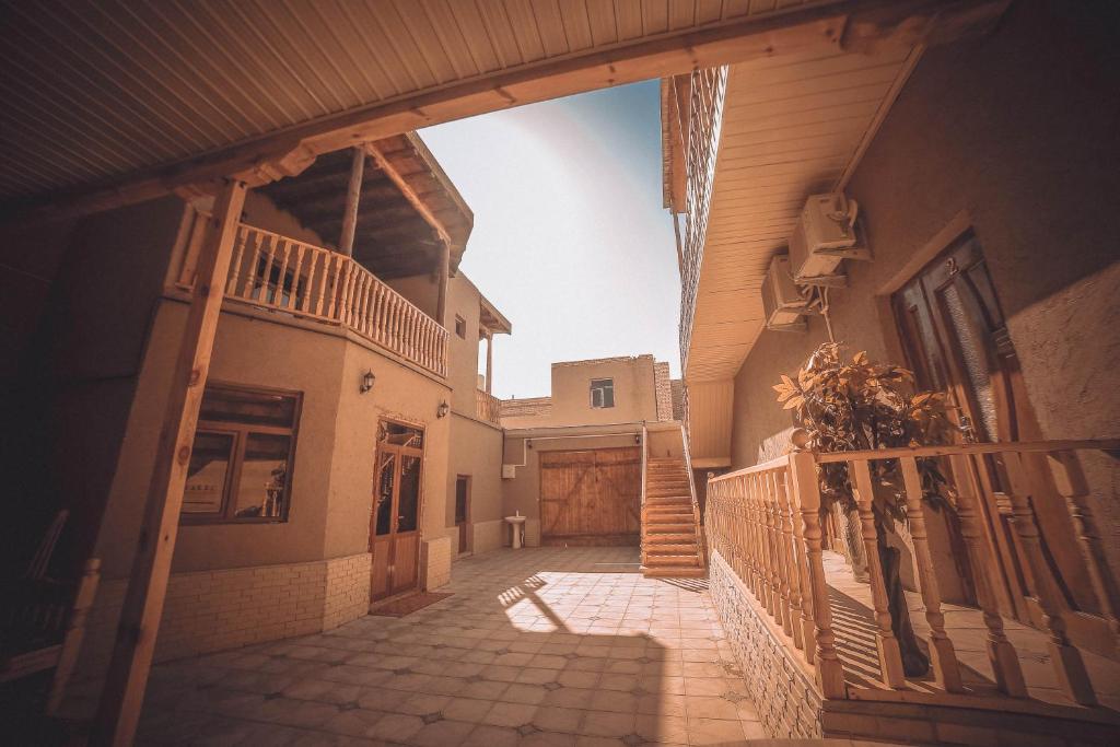 un pasillo vacío de una casa con una escalera en Oqilanur Guest House, en Khiva