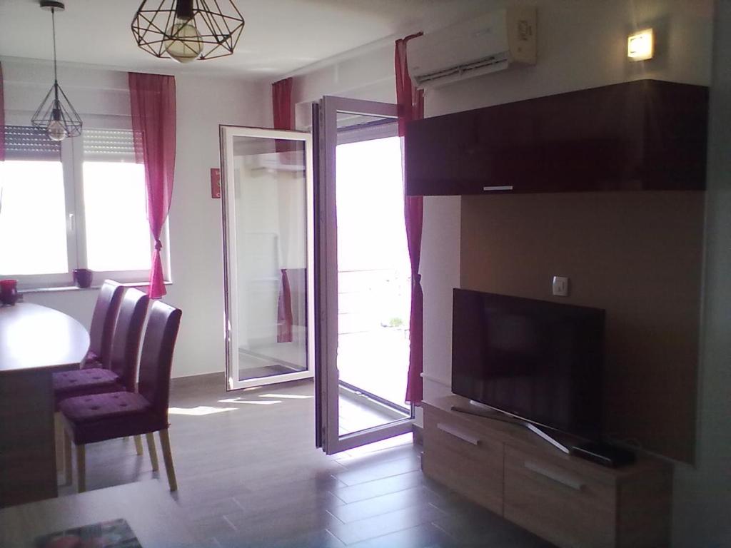 TV a/nebo společenská místnost v ubytování Apartman Mihalj Zadar-Rtina Miletici