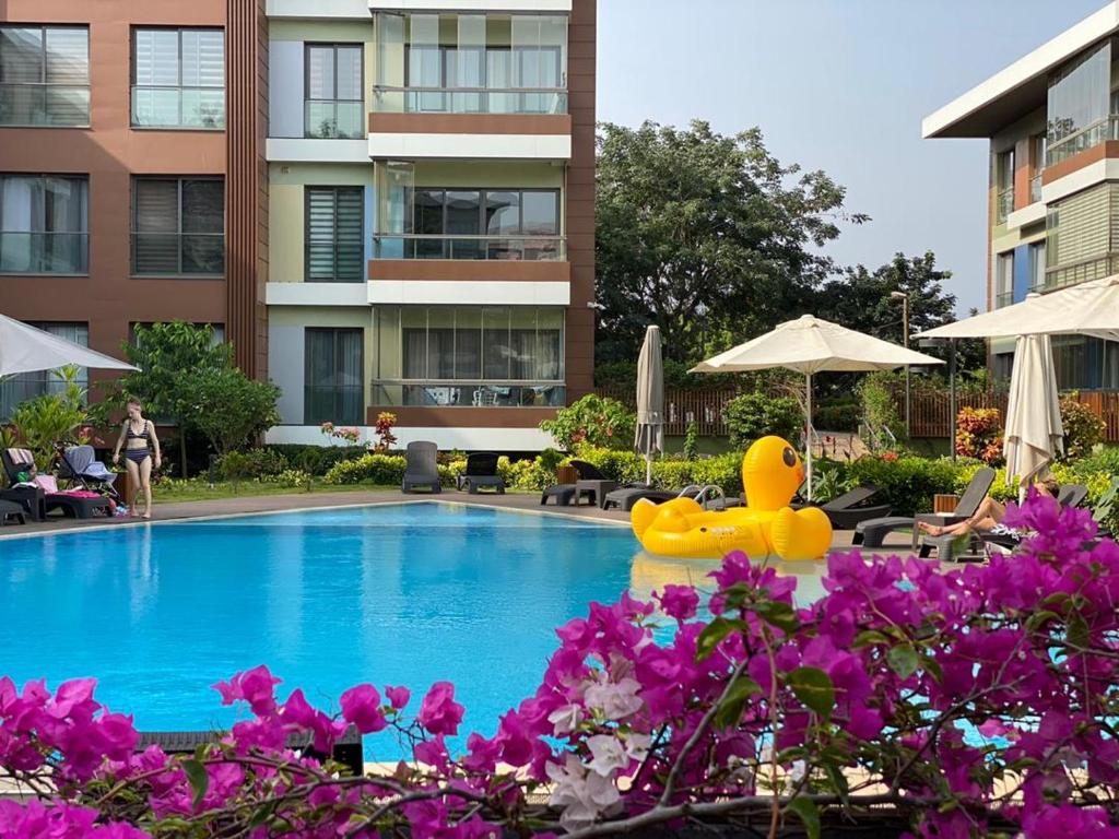 um pato de borracha amarelo sentado numa piscina em WOW Property Accra the pearl in city em Acra