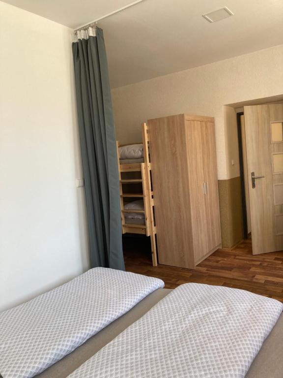Postel nebo postele na pokoji v ubytování Apartman U Mostu