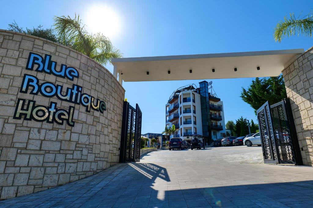 un bâtiment avec un panneau d'un hôtel de la révolution bleue dans l'établissement Blue Boutique Hotel, à Dhërmi