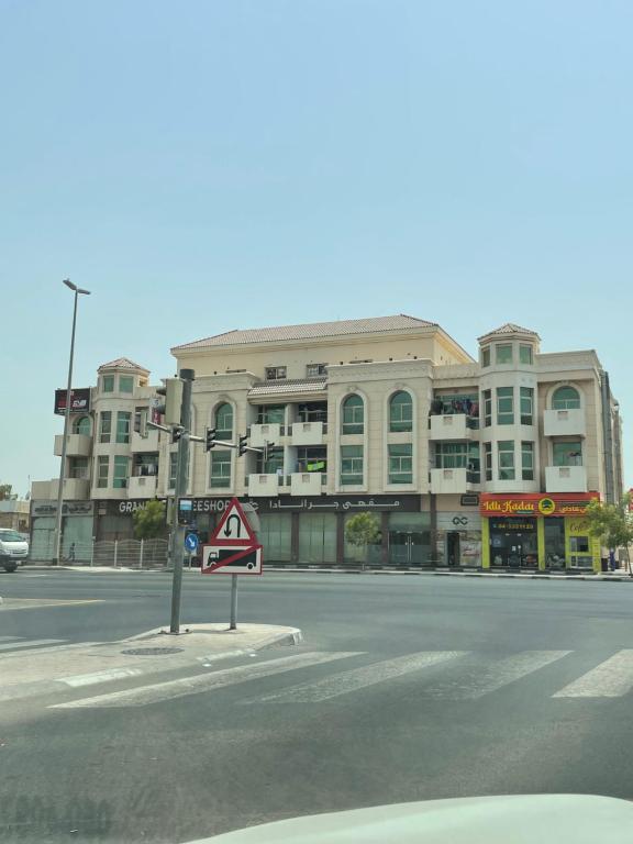 una calle vacía frente a un gran edificio en WAA Hostel, en Dubái