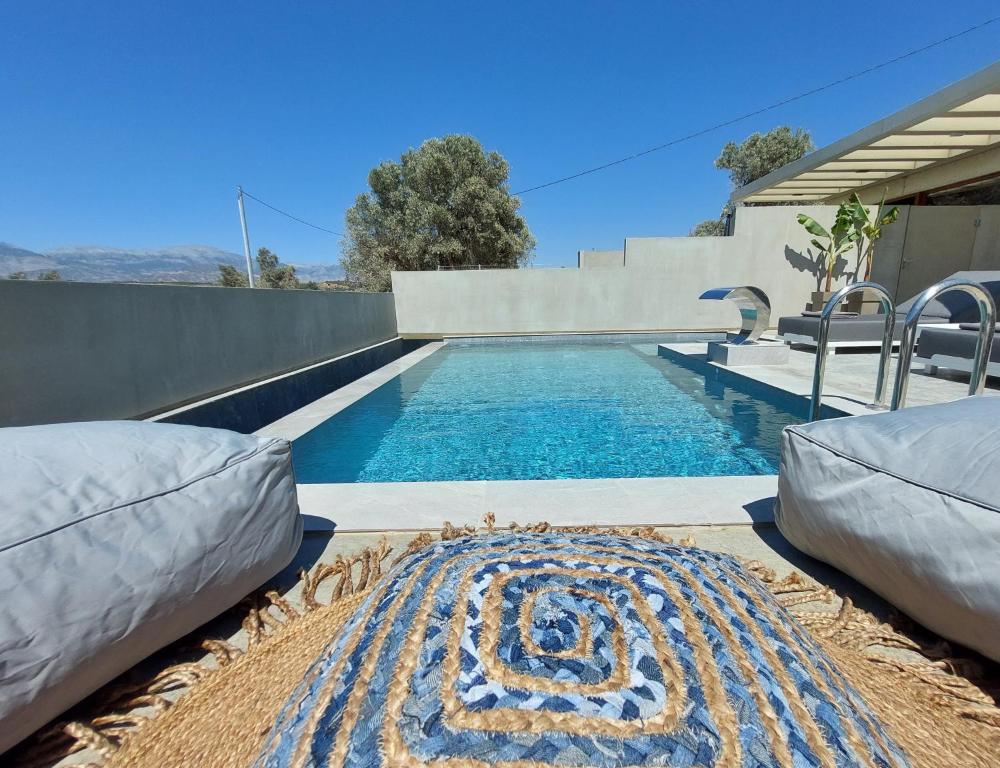 Bazén v ubytování Marnos Luxury Villas nebo v jeho okolí