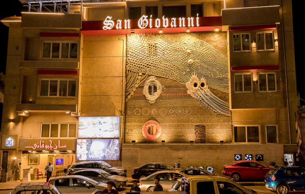 San Giovanni Stanly Hotel في الإسكندرية: مبنى عليه لوحة جدارية كبيرة