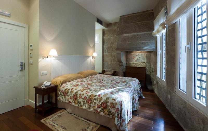 - une chambre avec un grand lit dans l'établissement Hotel Puerta Gamboa, à Vigo
