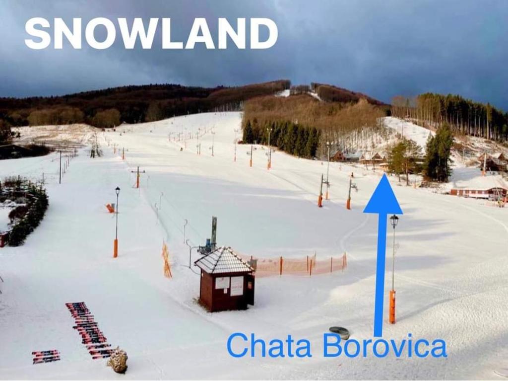 stok narciarski z wyciągiem narciarskim w śniegu w obiekcie Apartmán Na zjazdovke, chata Borovica, Valča w mieście Valča