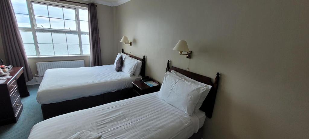 Ένα ή περισσότερα κρεβάτια σε δωμάτιο στο Commodore Hotel