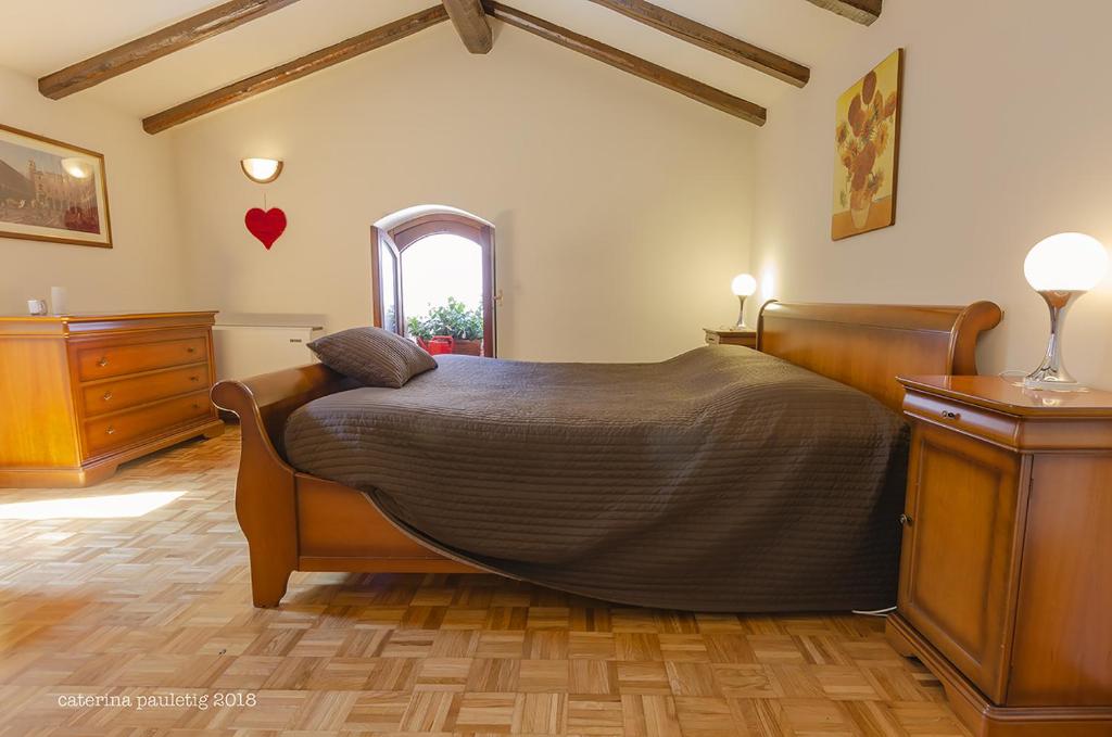 sypialnia z dużym łóżkiem w pokoju w obiekcie Vecchie Tre Colonne w mieście Cividale del Friuli