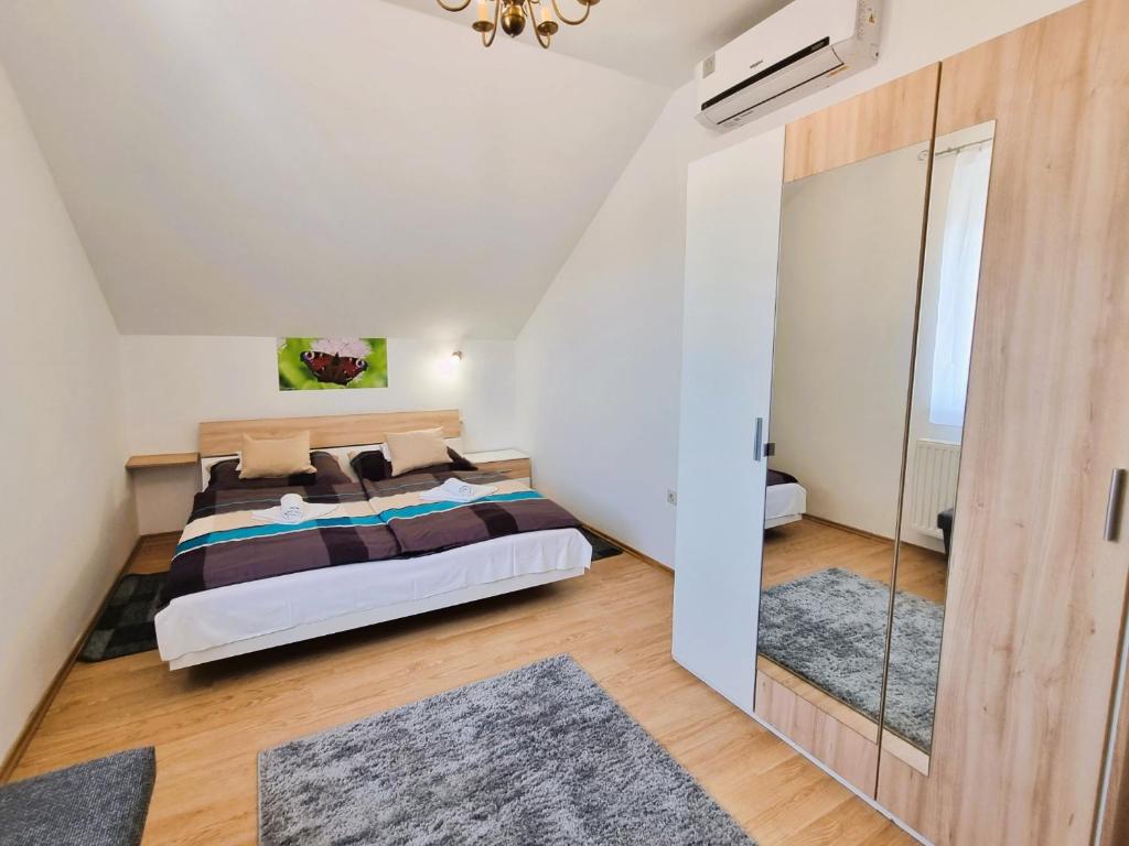 Postel nebo postele na pokoji v ubytování Duna-Beach Apartman