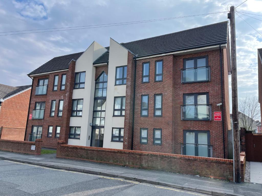 an apartment building on the side of a street at Quiet 5 bed apartment in Liverpool in Liverpool