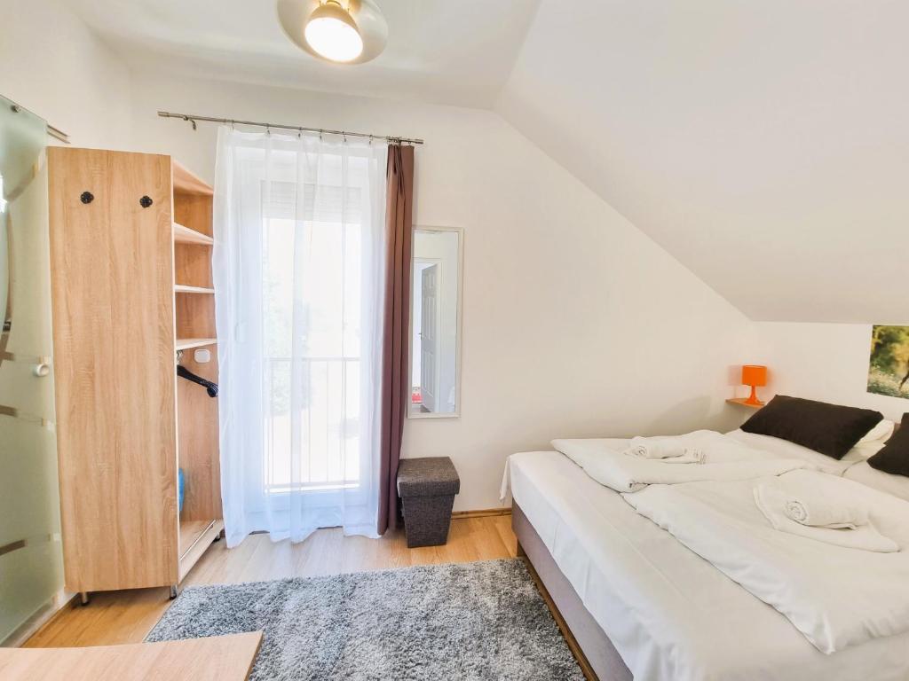 Postel nebo postele na pokoji v ubytování Duna-Beach Apartman