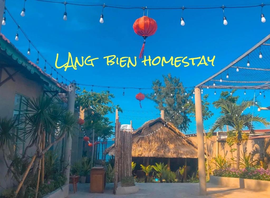 una señal que lee vivir bien hogareño en frente de un edificio en Làng Biển Homestay Quảng Bình en Ðồng Hới