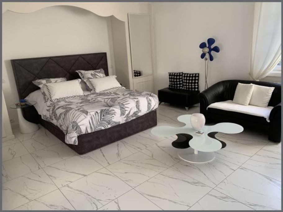 Fotografia z galérie ubytovania Magnifique villa avec piscine entre mer et golfs v destinácii Valescure