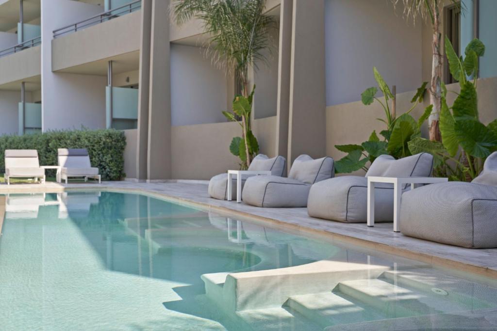 Bazén v ubytování Atlantica Amalthia Beach Hotel - Adults Only nebo v jeho okolí
