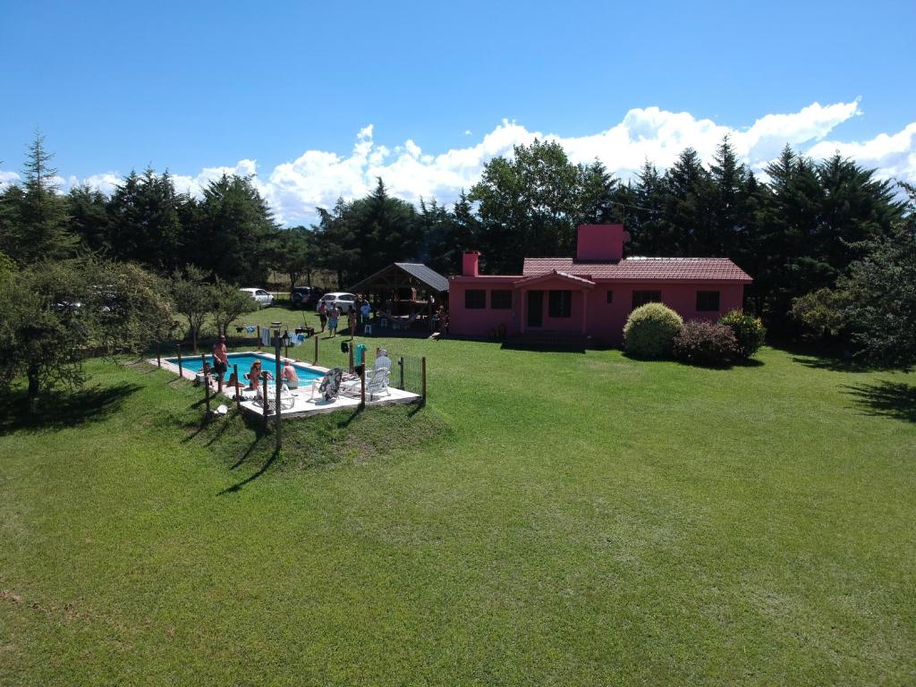 un gran patio con piscina y una casa en La Rosada in 